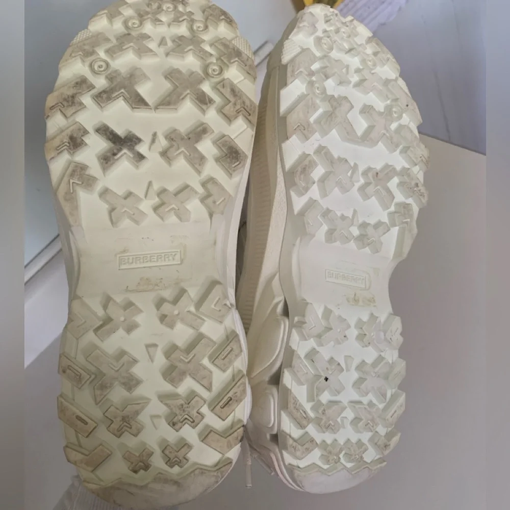 Burberry Arthur Chunky Trainers Size EU 39/US Size 9 White Sneakers - Picture 4 of 9